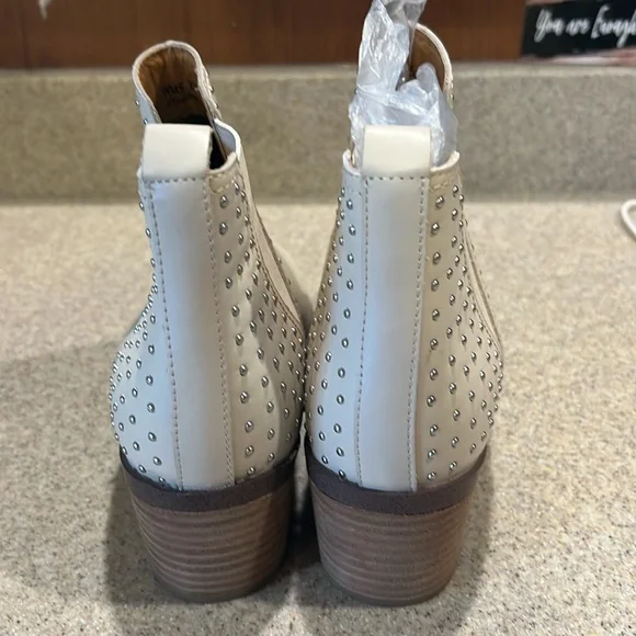 DV by Dolce Vita Shoes Womens Zendra Leather Studded Bootie